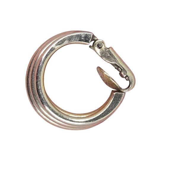 Elegant Monet Gold-Toned Clip-On Earrings Excellent Condition - Picture 4 of 5